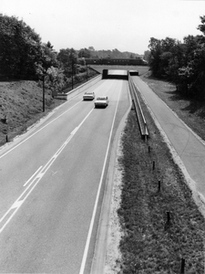 847278 Gezicht over de S06 (de secundaire provinciale weg Bilthoven-Zeist), met op de achtergrond het spoorwegviaduct ...